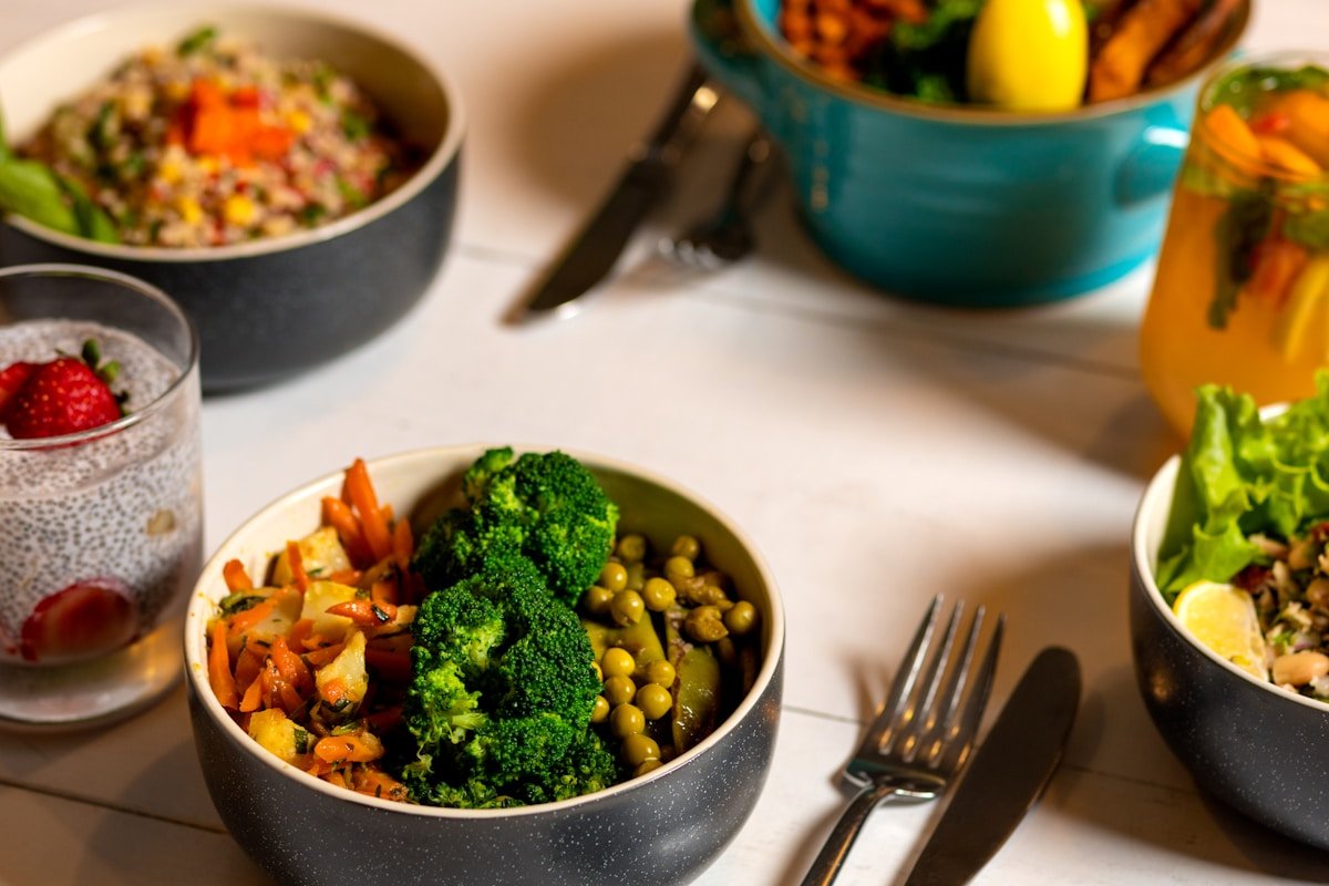 Salad gà nướng với rau củ tươi, ức gà nướng vàng, sốt dầu giấm